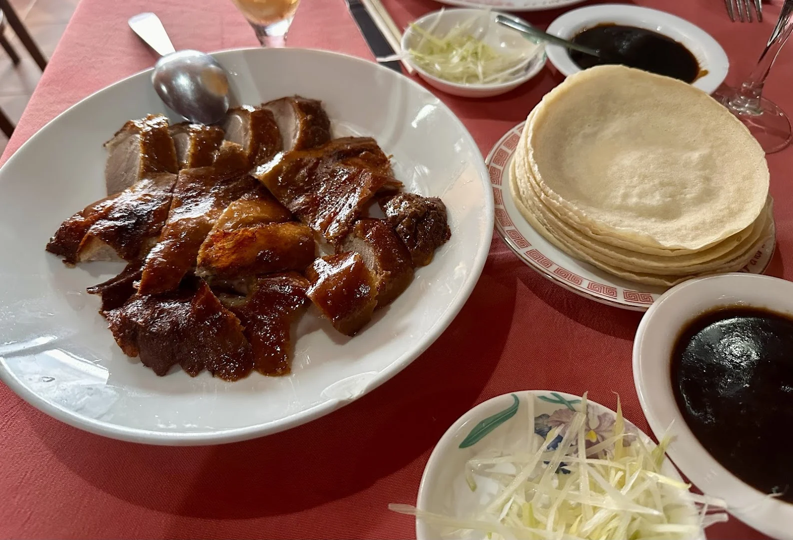 Le Dahlia, canard laqué entier servi avec galettes, sauce hoisin et julienne d'oignons