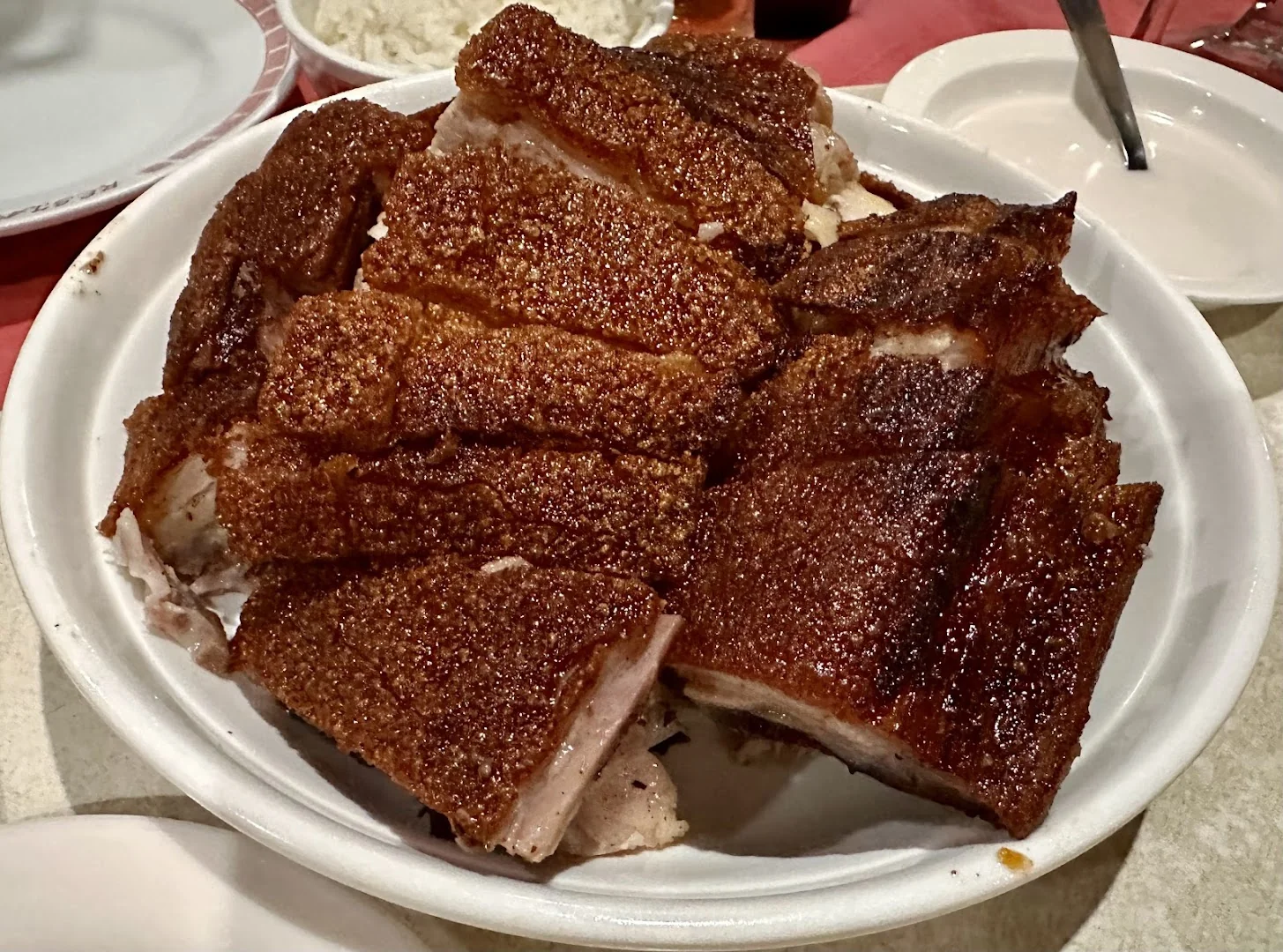 Le Dahlia, cochon laqué croustillant à la peau craquante