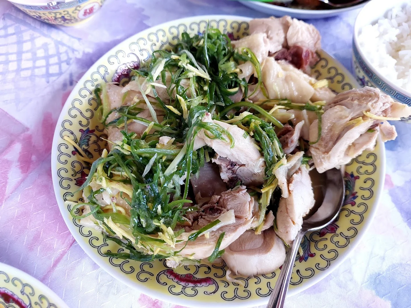 Le Dahlia, poulet vapeur Hakka aux herbes fraîches et gingembre