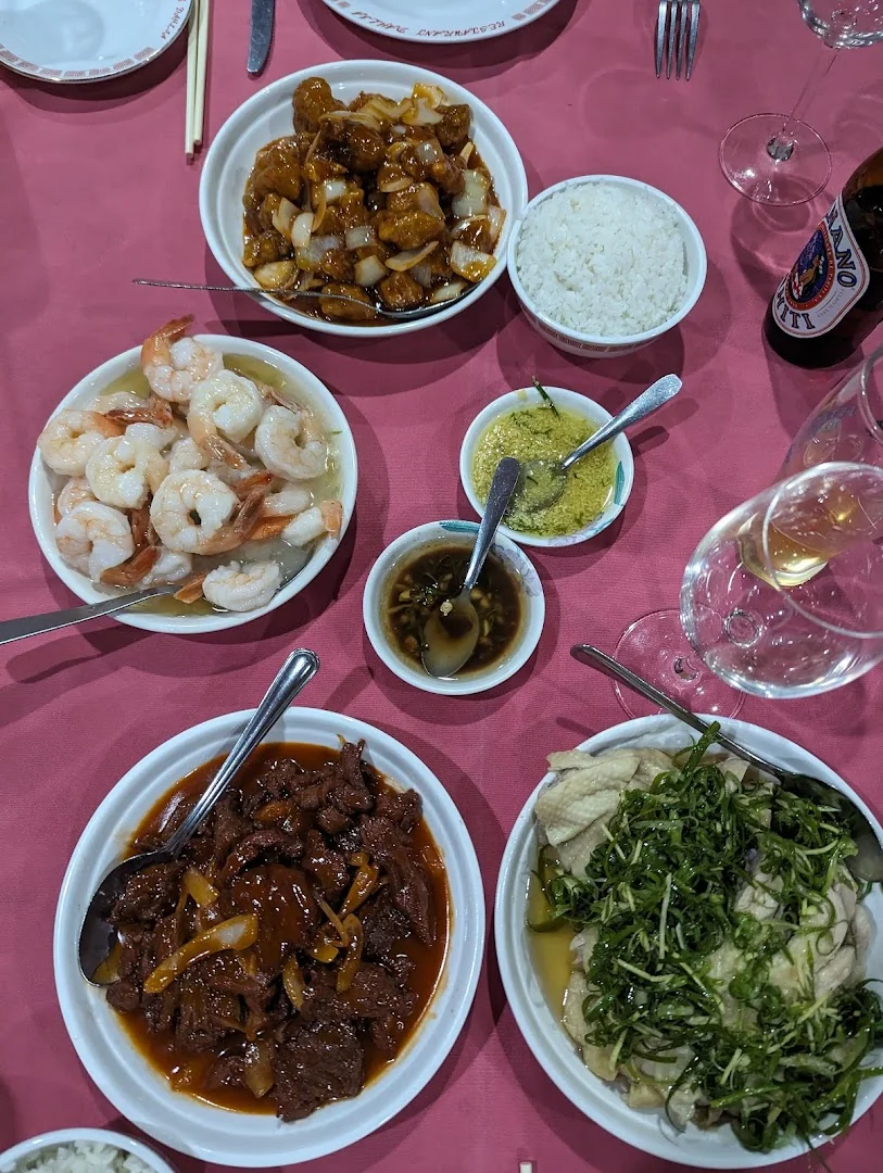 Le Dahlia, table avec plusieurs plats partagés, riz, crevettes, viande et sauces